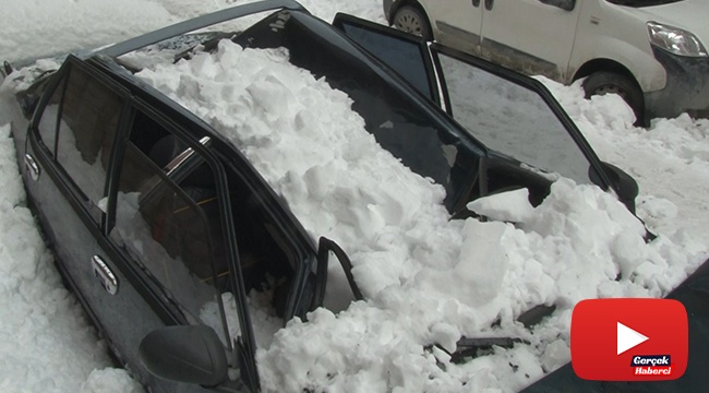 Otomobilin üzerine düşen kar tavanı çökertti: O anlar kamerada
