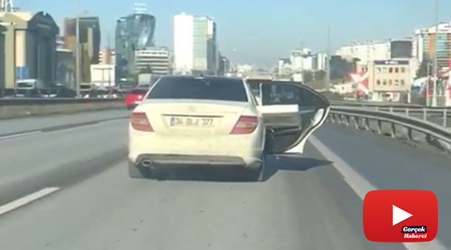 Pes dedirten görüntü, kapısı açık şekilde yük taşıdı