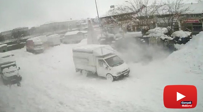 Saniyelerle kar kütlesinden kurtuluş güvelik kamerasına yansıdı