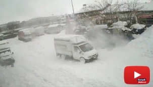 Saniyelerle kar kütlesinden kurtuluş güvelik kamerasına yansıdı