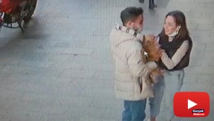 Sevgili çift işyeri önüne bırakılan köpeği severek çaldı