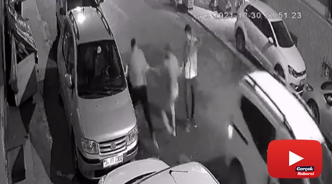 Tartıştıkları genci sokak ortasında dakikalarca darp ettiler