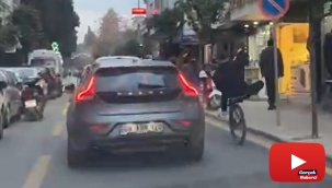Tek teker üstünde hem kendini, hem de trafiği tehlikeye attı