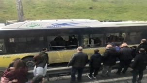 Tekerleği patlayan İETT otobüsü yoldan çıkıp korkuluklara çarptı: 5 yaralı