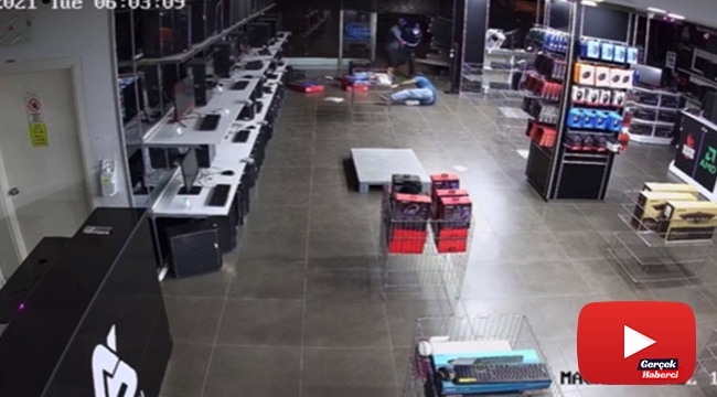 Teknoloji mağazasında soygun: Hırsızlık yarışına girince ayağı kayıp yere düştü