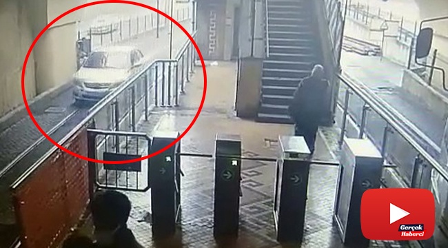 Tramvay yoluna giren sürücü şaşkınlığı...Rayların üzerinde mahsur kalan otomobil kamerada