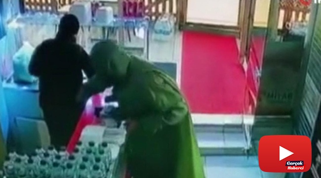Yağmurluklu saldırgan dehşet saçtı: Çiğköfte alma bahanesiyle dükkan sahibine böyle ateş açtı