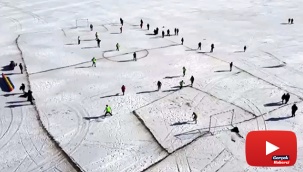 Yüzeyi buzla kaplı Çıldır Gölü'nde futbol keyfi