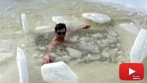Amanos Dağları’nın zirvesinde buzlu suya girdi