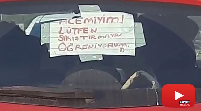 Aracına &quot;Acemiyim, lütfen sıkıştırmayın öğreniyorum&quot; yazdı, trafiğe çıktı