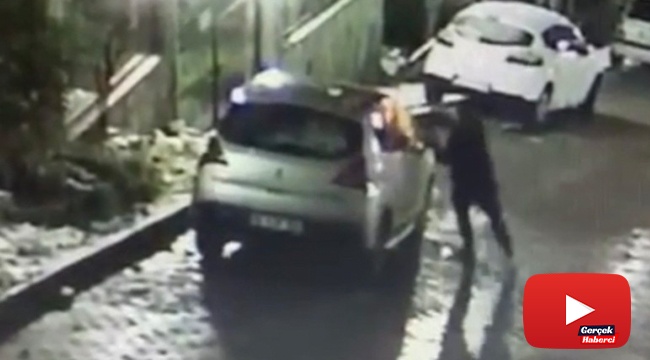 Aracının el frenini çekmeyi unuttu, rampa aşağıya giden aracı tutarak durdurdu