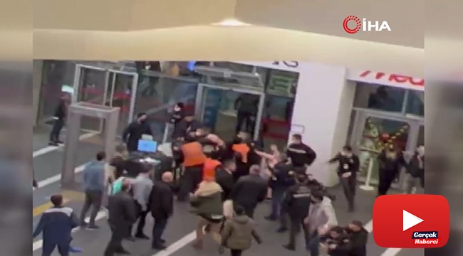 AVM&#039;de yumruk yumruğa kavga cep telefonu kamerasına yansıdı