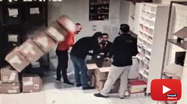 Ayakkabı dolu kolilerin çalışanların üzerine devrildiği anlar kameraya yansıdı