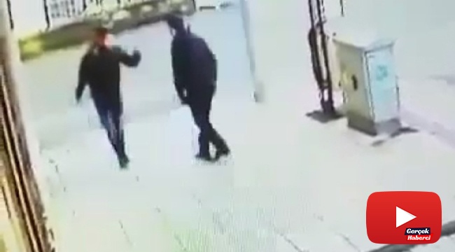 Beraber yürüdüğü arkadaşını bıçakladı