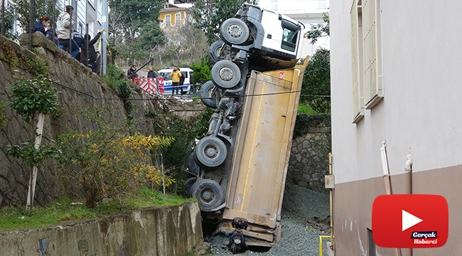 Çakıl yüklü hafriyat kamyonu, yük nedeniyle duramayıp, okul bahçesinde uçtu