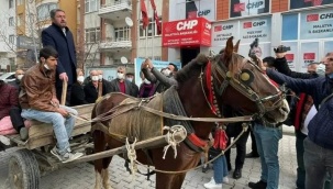 CHP'den akaryakıt zamlarına at arabalı protesto