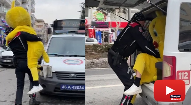 Civciv kostümlü vatandaş ile polislerin oyunu güldürdü