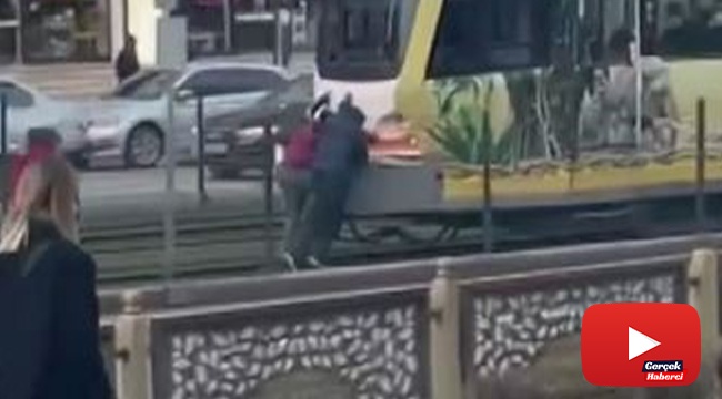 Çocukların tramvayla tehlikeli yolculuğu kamerada