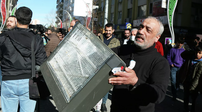 Diyarbakır’da elektrik zammı protestoları: Esnaf elektrikli soba fırlattı
