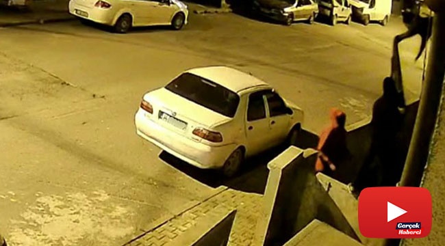 Duvara tırmanıp hırsızlık yaptılar: O anlar kamerada