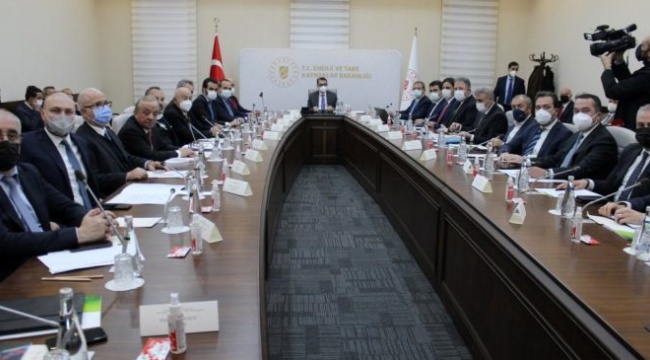 Enerji Bakanı Fatih Dönmez'in Enerji Dağıtım şirketleriyle toplantı yaptığı sırada elektrikler kesildi