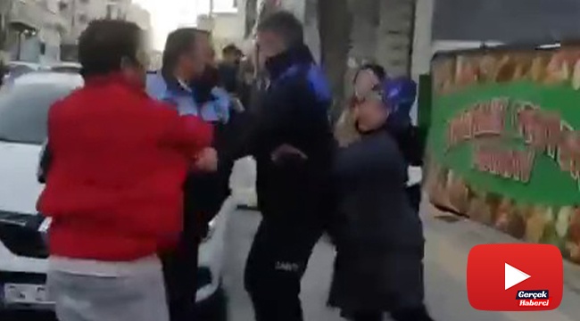 Genç kızı darp edip çantasını çalan hırsız, annenin parke taşlı saldırısıyla karşılaştı