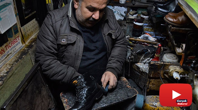 Hiç giyemediği ayakkabıları, başkaları için tamir ediyor