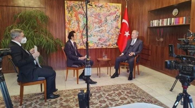 Hulusi Akar, Münih’te ‘canlı prompter’ kullanmış
