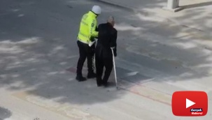 Karşıya geçmek isteyen yaşlı adama polis eli