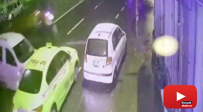 Kontrolsüz şekilde yola çıkan araca çarpıp takla attı: O anlar kameraya yansıdı