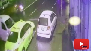 Kontrolsüz şekilde yola çıkan araca çarpıp takla attı: O anlar kameraya yansıdı