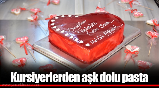 Kursiyerlerden aşk dolu pasta