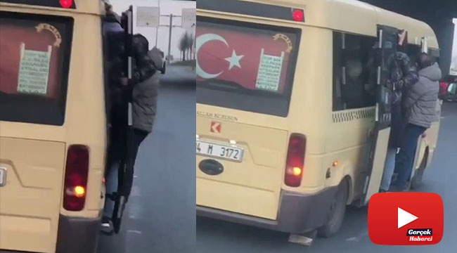 Minibüsün kapısından sarkarak yapılan tehlikeli yolculuk kamerada