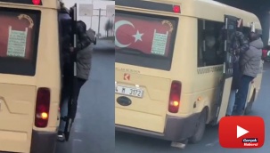 Minibüsün kapısından sarkarak yapılan tehlikeli yolculuk kamerada