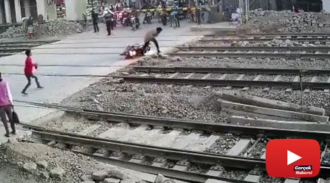 Motosikletli sürücü, trenin altında kalmaktan son anda kurtuldu