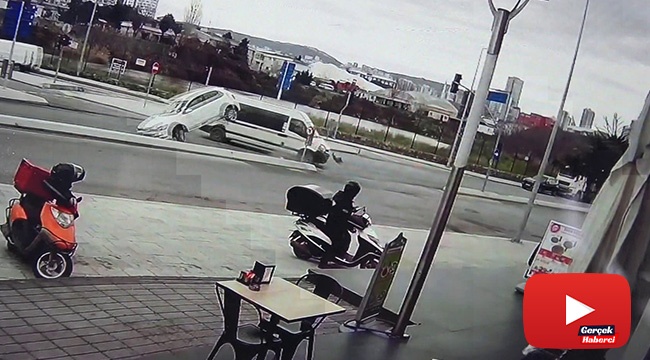 Okul servisi ile otomobil çarpıştı, öğrenciler kazayı yara almadan atlattı