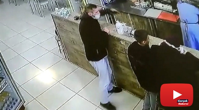 Önce sipariş verdi, sonra herkesin içinde 2 tane telefonu böyle çaldı