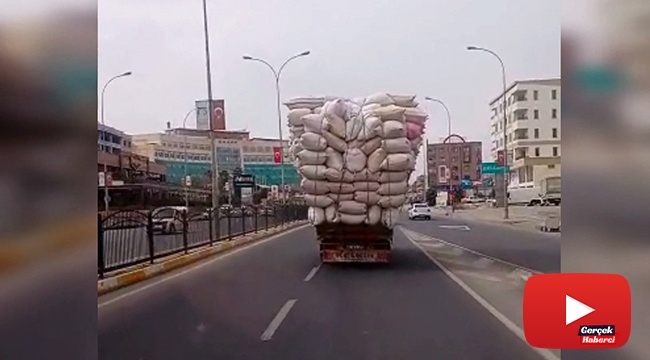 Saman yüklü kamyon tehlike saçtı