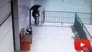 Şemsiyeli kapı hırsızı kamerada