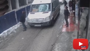 Seyir halindeki minibüsün üzerine buz kütlesi düştü