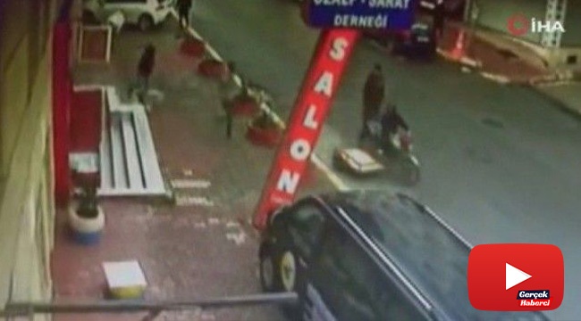 Sopayla saldırdığı yetmedi, falçatayı kafasına sapladı