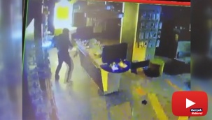 Taşla camını kırdığı telefon mağazasını 1 dakikada böyle soydu