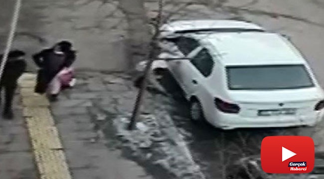 Yere düşen çantayı çaldılar, o anlar güvenlik kamerasına yansıdı