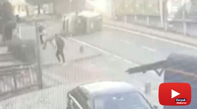 Yolcu minibüsünün devrildiği kaza kamerada: Kaldırımdaki adam korkuyla yere düştü