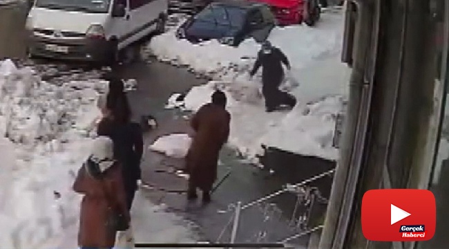 Yolda yürüyen kadının kafasına kar kütlesi düştü
