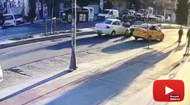 Yoldan karşıya geçmek isteyen çifte araba çarptı; o anlar kameraya yansıdı