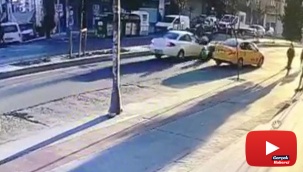Yoldan karşıya geçmek isteyen çifte araba çarptı; o anlar kameraya yansıdı