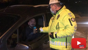 Alkol uygulamasına kendi alkolmetre aparatıyla girdi
