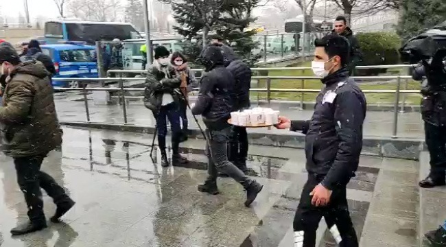 Ankara'da özel halk otobüsü ve minibüs sürücüleri kontak kapattı, belediye görevlileri şoförlere çay ikram etti