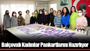 Balçovalı Kadınlar Pankartlarını Hazırlıyor
